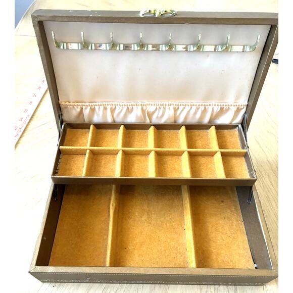 Vintage Mele & Co Jewelry 2 Tier Box Gold Tone Yellow Inside 1950s - Picture 6 of 16